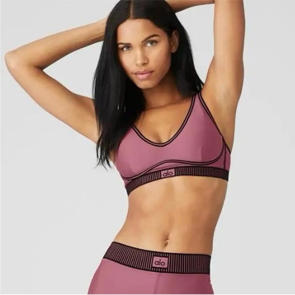 ALO Yoga Airlift Line Up Sports Bra